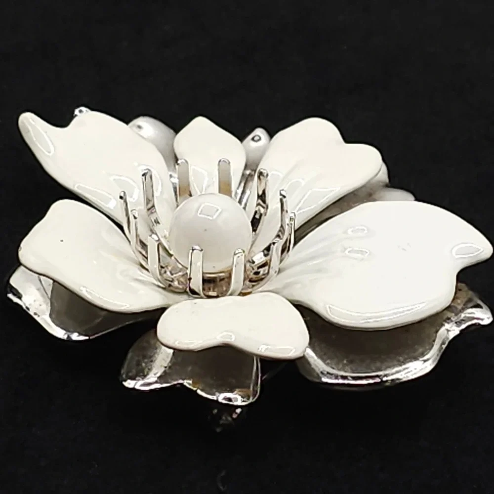 Vintage Sarah Coventry White Enamel Floral Brooch Silver Tone Dimensional‎ Pin